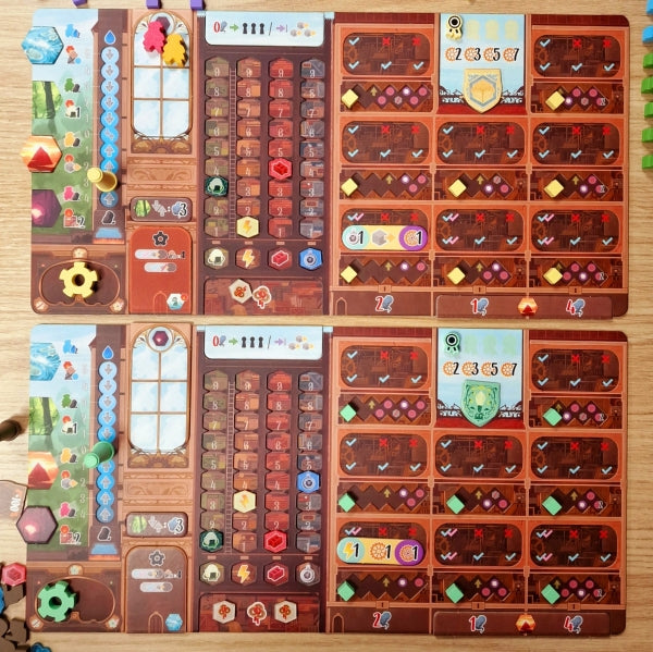 Daitoshi Brettspiel von Skellig Games, zwei Spielsituationen von oben fotografiert.