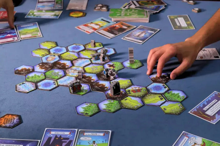Aridnyk Brettspiel mit hexagonalen Spielplättchen und Spielerkarten
