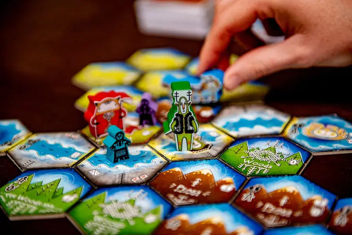 Aridnyk Brettspiel mit hexagonalen Spielplättchen und Spielerfiguren in Aktion.