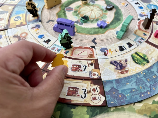 Daitoshi Brettspiel mit Spielfiguren, Spielplan und Kartenelementen in Nahaufnahme