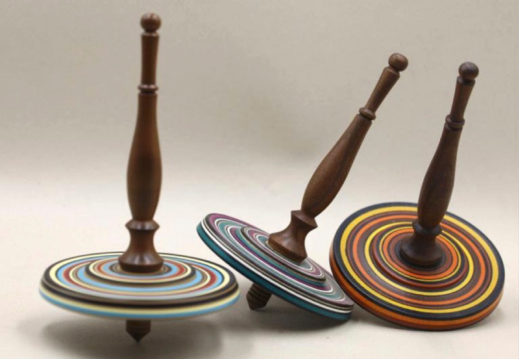 Aeikinition | Kreisel | „Rustic“ | Walnuss- und Buchenholz