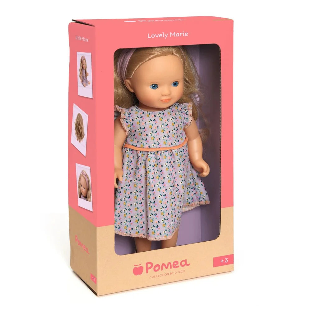 POMEA Puppe Lovely Marie im Originalkarton mit Blumenkleid ; Kleines Mädchen küsst POMEA Puppe Lovely Marie mit blondem Haar ; Pomea Puppe Lovely Marie mit blondem Haar und Blumenkleid von Djeco ; POMEA Puppe Lovely Marie mit blondem Haar, rosa Haarband und Blumenkleid ; POMEA Puppe Lovely Marie mit goldblondem Haar von hinten ; POMEA Puppe Lovely Marie mit Holzkleiderstander und Puppenkleidung ; Kind spielt mit POMEA Puppe Lovely Marie und Stethoskop