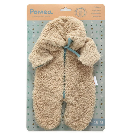 POMEA Puppenkleidung Winter Overall beige Plüsch 18M Djeco ; Pomea Baby-Puppe mit beigem Fleece-Overall und Schal, Verpackung ; POMEA Puppenkleidung Winter Overall beige mit Kapuze und Reißverschluss ; POMEA Puppenkleidung Winter Overall beige Teddy Onesie mit Reißverschluss ; POMEA Puppenkleidung Winter Overall - vier Puppen in verschiedenfarbigen Winteroutfits auf Treppe ; Pomea Puppe mit Wintermantel und Kleidungsständer mit Outfits