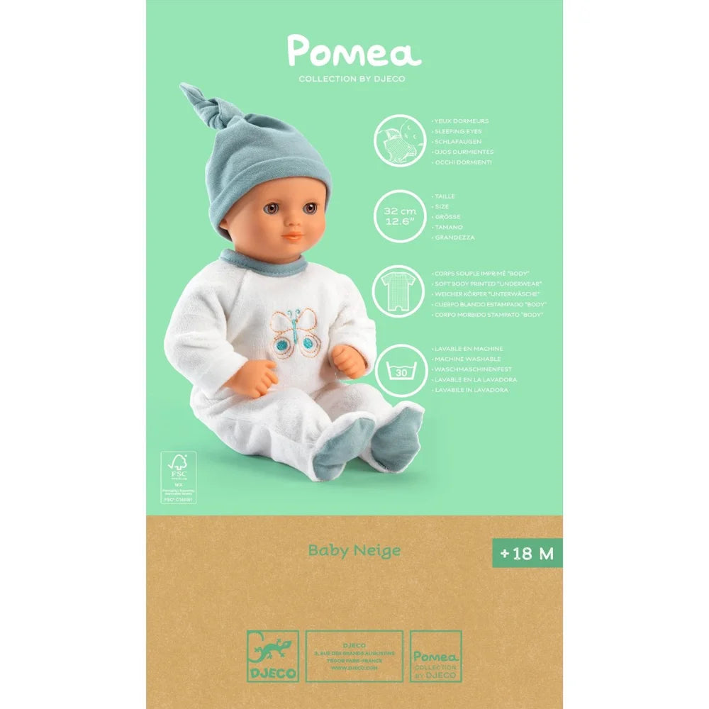 POMEA Puppe Neige mit weißem Strampler und türkisem Mütze sitzend ; POMEA Puppe Neige 32cm von Djeco mit grauer Mütze und weißem Body ; POMEA Puppe Neige - Babypuppe mit hellhäutiger Gesichtspartie, blauen Augen und kariertem Outfit ; POMEA Puppe Neige in grauem Bettchen mit Zubehör auf rosa Teppich