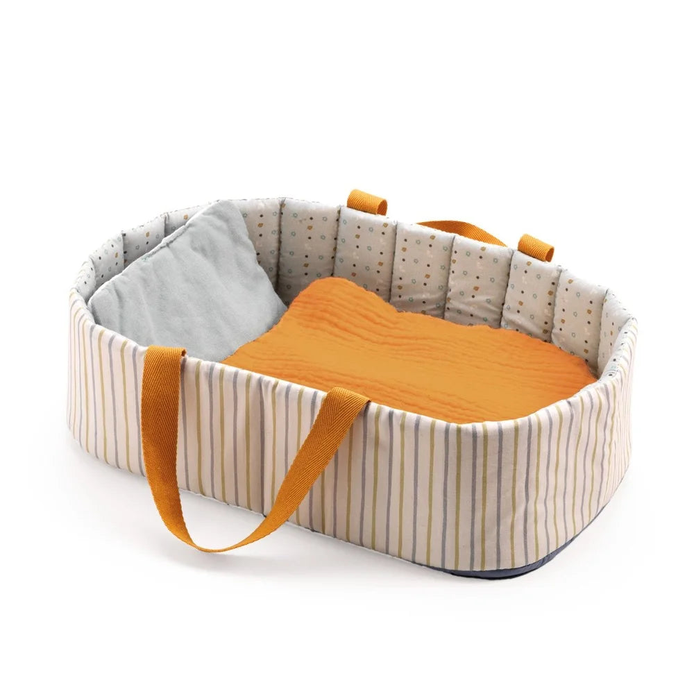 POMEA Puppentragetasche Blue Lines mit Puppe und Zubehör ; # POMEA Puppentragetasche mit orangenen Griffen und gestreiftem Design ; Kleines Kind mit POMEA Puppentragetasche Blue Lines und Puppe auf gelbem Sofa. ; POMEA Puppentragetasche Blue Lines mit Zubehör, Djeco Kollektion ; Puppentragetasche mit Puppe, gestreiftem Design und orangefarbenen Henkeln