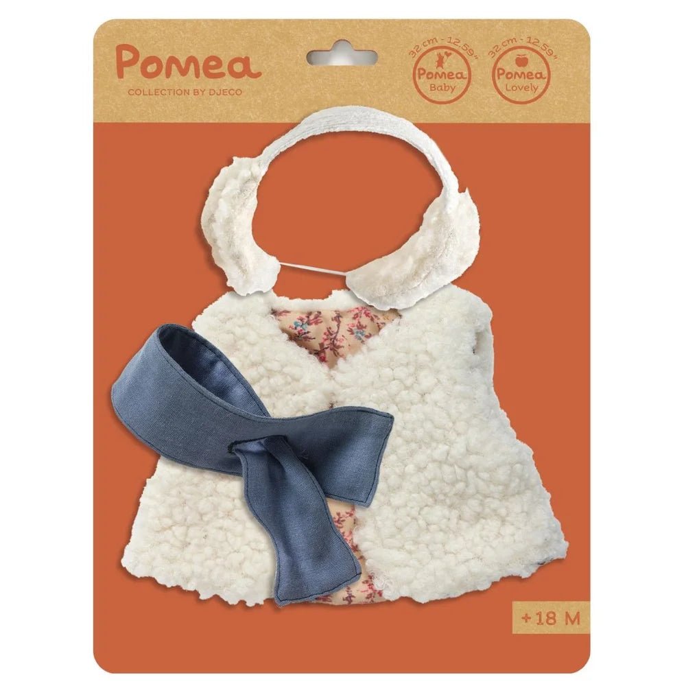 POMEA Moumoute Puppenkleidung: Creme Lätzchen mit blauer Schleife für Puppen ; POMEA Moumoute Puppenkleidung mit Fell-Weste und Accessoires für Puppen ; # Alt-Text:POMEA Puppenkleidung Moumoute Set: Flauschige Weste, Haarband und Schleife ; POMEA Puppe mit weißer Moumoute Weste, orange Pullover und Jeans ; Puppenkleidung Moumoute mit Fleece-Weste, Hemd und Hose für POMEA Puppe