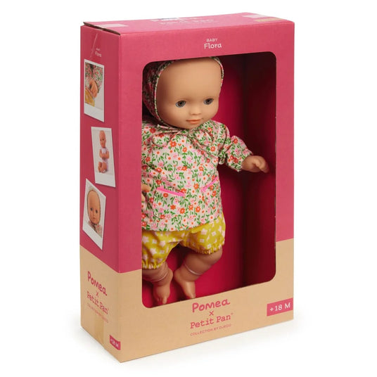Baby-Puppe Flora in Blumenkleid und gelbem Outfit in Verpackung ; Pomea Baby Flora Puppe 32cm mit Blumenkleid und Haube ; POMEA Puppe Flora im farbenfrohen Blütenkleid sitzend ; POMEA Puppe Flora im rosa Pünktchen-Outfit sitzend
