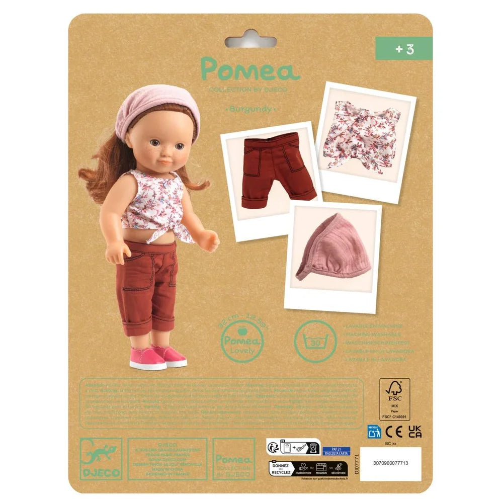 POMEA Puppenkleidung Lovely Burgundy: Bluse, Hose und Jacke ; # POMEA Puppenkleidung Lovely Burgundy Set mit Bluse, Hose und Mütze ; POMEA Puppenkleidung Lovely Burgundy Set mit Mütze, Bluse und Hose ; POMEA Puppe trägt Blumenshirt, Bordeaux-Capris und rosa Mütze