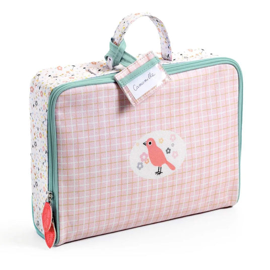 POMEA Puppen Koffer rosa mit Vogel-Design und Griff ; POMEA Puppen Koffer mit mintgrünen Henkeln und Camomille Etikett ; POMEA Puppen Koffer geöffnet mit Fächern und Zubehör