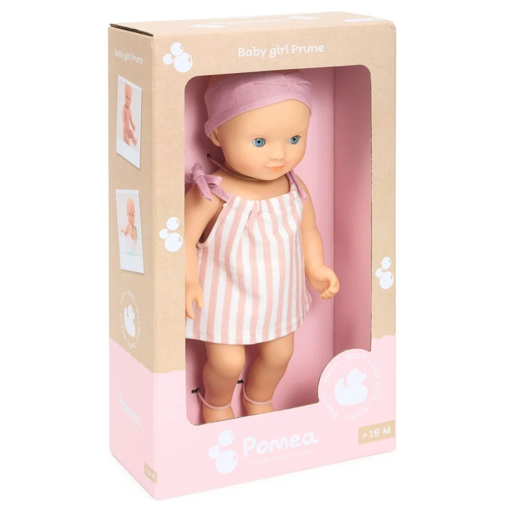 POMEA Badepuppe Mädchen Prune in rosa-weißem Kleid mit Mütze ; POMEA Badepuppe Mädchen Prune mit rosa Badeanzug und Stirnband ; POMEA Badepuppe Baby Prune 32cm mit rosa Outfit und Kopftuch ; POMEA Badepuppe Mädchen Prune liegt auf Wickelunterlage auf Tuch ; Kleines Mädchen mit POMEA Badepuppe in Rosa spielend auf Bett ; Mädchen mit POMEA Badepuppe in rosa Puppenkleidung spielend ; POMEA Badepuppe Mädchen Prune mit Zubehör beim Baden spielen