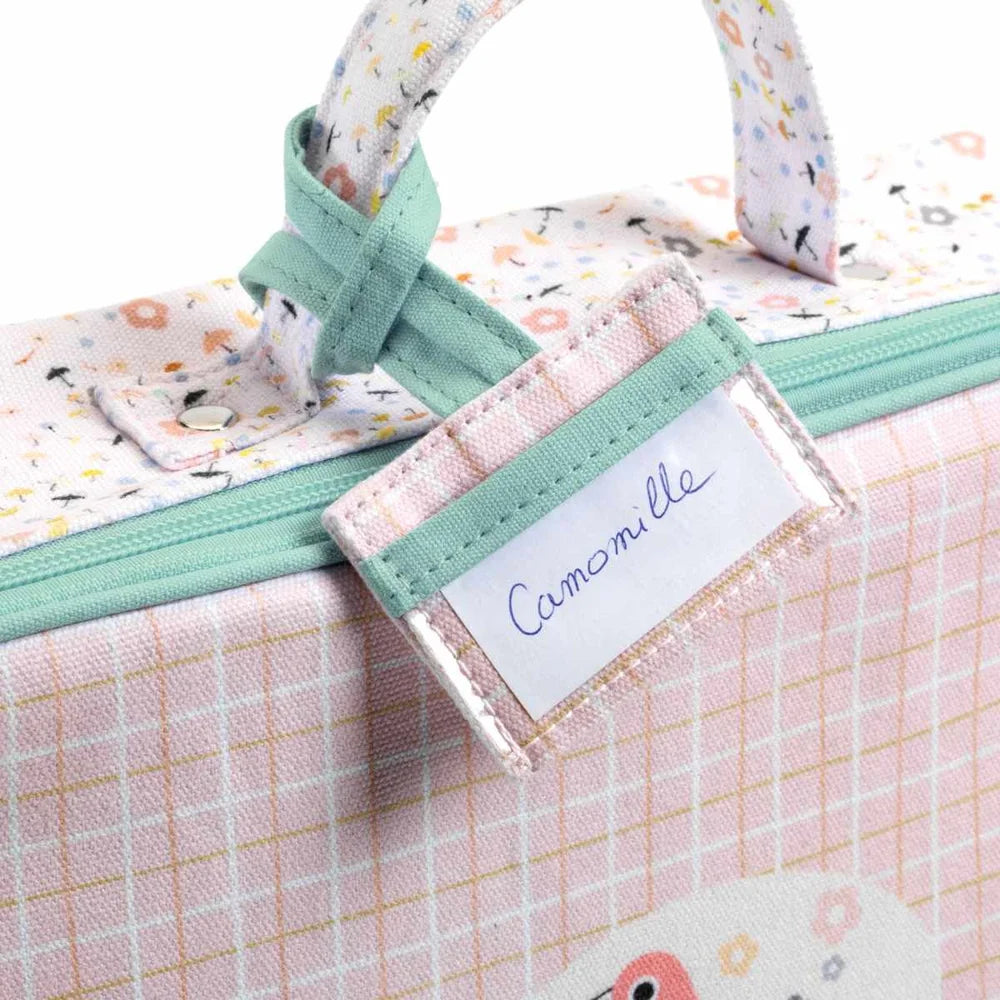 POMEA Puppen Koffer rosa mit Vogel-Design und Griff ; POMEA Puppen Koffer mit mintgrünen Henkeln und Camomille Etikett ; POMEA Puppen Koffer geöffnet mit Fächern und Zubehör