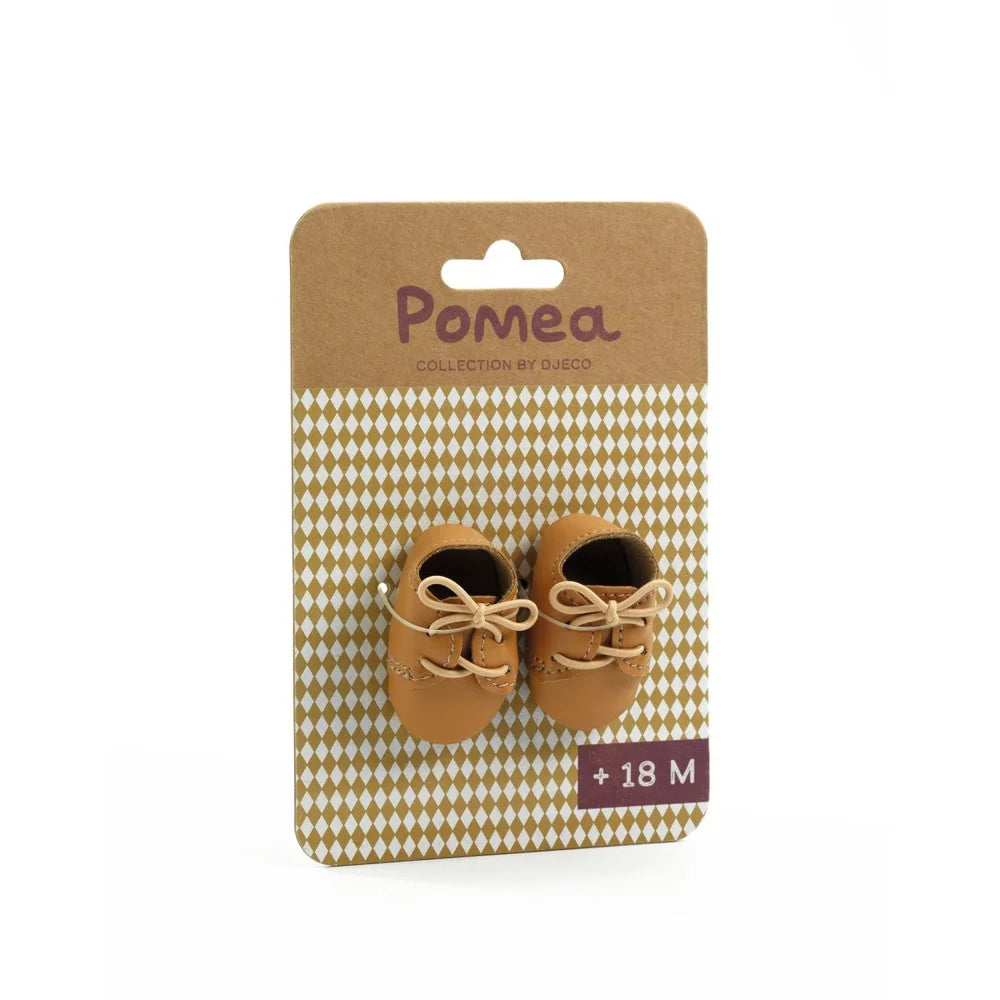 Pomea Puppenschuhe braun mit Schnüren, 18 Monate, Djeco ; POMEA Puppenschuhe braun für 30-32cm Puppen Verpackung ; POMEA Puppenschuhe braun Leder Schnürer 18 Monate Djeco ; POMEA Puppenschuhe braun aus Leder mit Schnüren ; POMEA Puppenschuhe braun mit Schnüren an Puppenbeinen