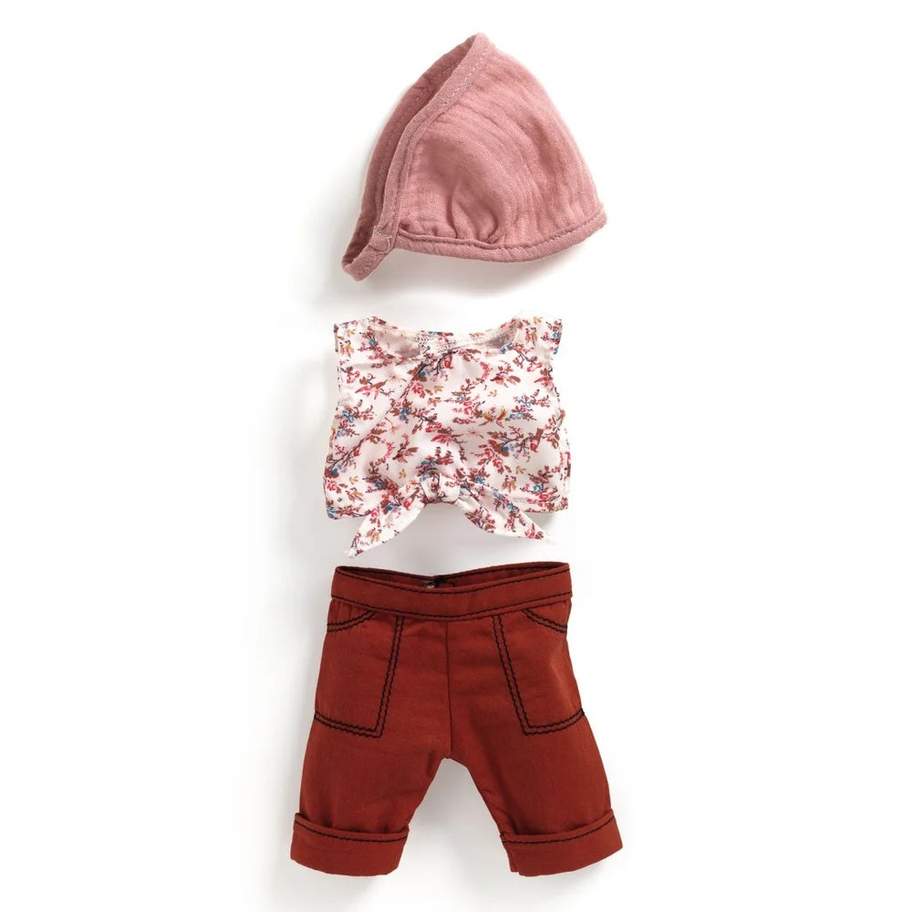 POMEA Puppenkleidung Lovely Burgundy: Bluse, Hose und Jacke ; # POMEA Puppenkleidung Lovely Burgundy Set mit Bluse, Hose und Mütze ; POMEA Puppenkleidung Lovely Burgundy Set mit Mütze, Bluse und Hose ; POMEA Puppe trägt Blumenshirt, Bordeaux-Capris und rosa Mütze