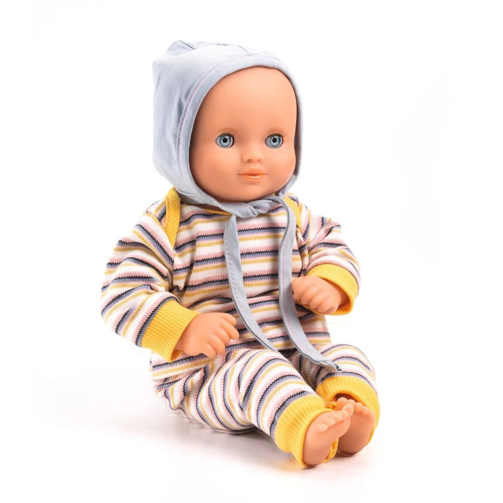 Baby Puppe Canary von Pomea in gestreiftem Outfit mit Kopftuch ; POMEA Puppe Canary in gelb-blauem Streifenpyjama mit grauem Häubchen ; POMEA Puppe Canary in gestreifter Kleidung auf Holzbank sitzend ; Pomea Puppe Canary 32cm mit Schlafaugen und gestreiftem Outfit ; POMEA Puppe Canary mit blauem Auge sitzt im hellblauen Outfit