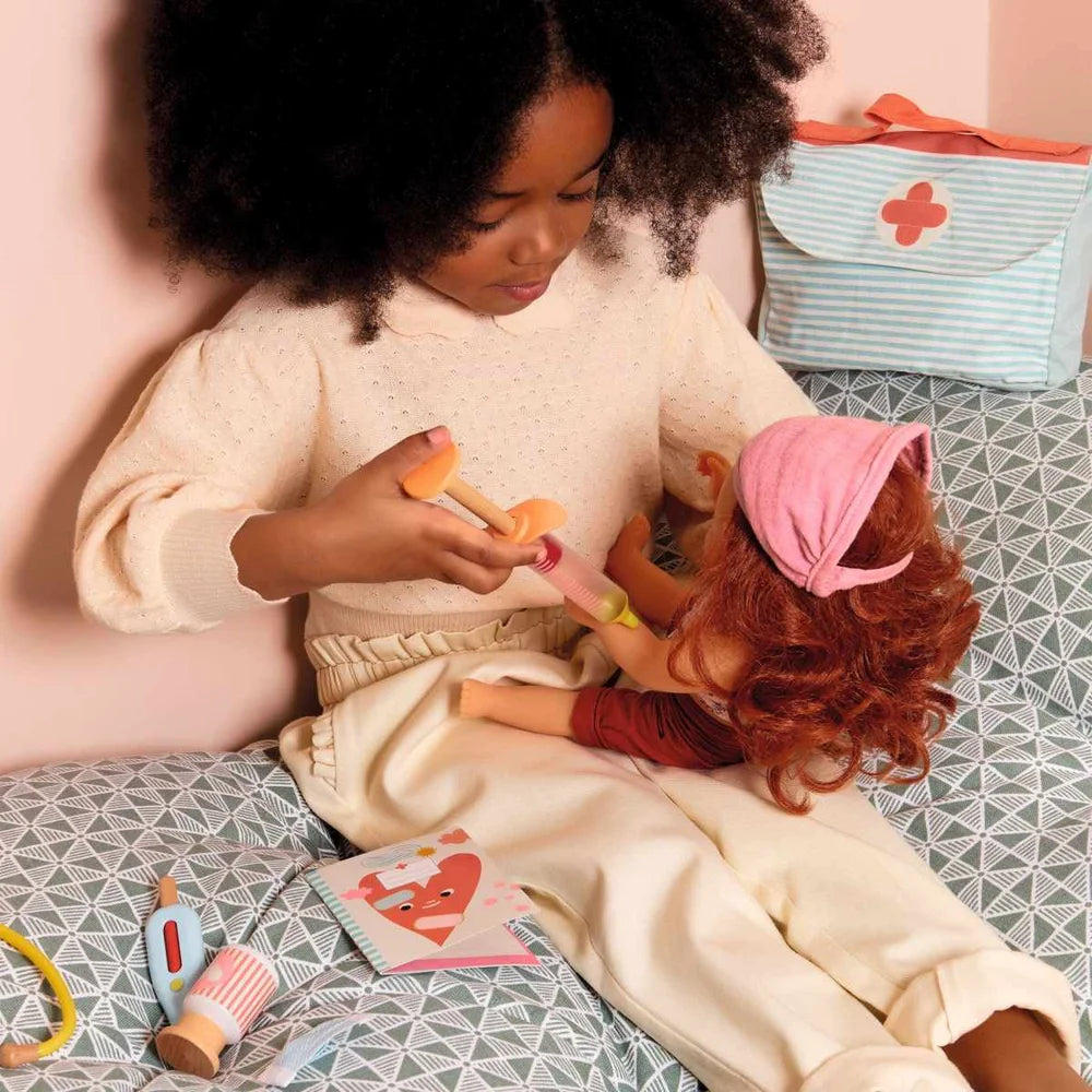 POMEA Puppe Lovely Sophie mit braunen Haaren und rosa-violettem Kleid ; POMEA Puppe Lovely Sophie mit rosa Oberteil und lila Rock, 32 cm ; POMEA Puppe Lovely Sophie mit roten Locken und lila Unterwäsche ; POMEA Puppe Lovely Sophie mit braunem Haar und rosa Haarband ; Kleines Mädchen spielt mit POMEA Puppe Lovely Sophie im Kinderwagen ; # Kind spielt mit POMEA Puppe Lovely Sophie und Zubehör ; Kind spielt mit POMEA Puppe Lovely Sophie im Puppenbett ; Kind spielt mit POMEA Puppe Lovely Sophie im Holzbett