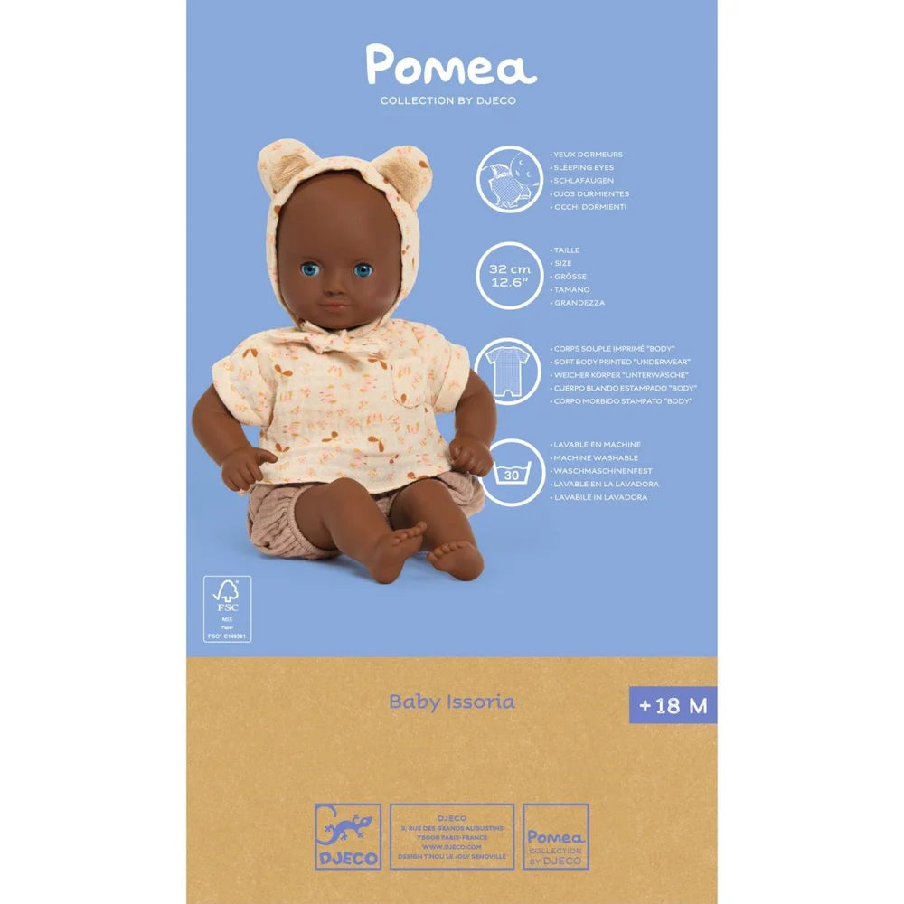 POMEA Puppe Issoria mit Bärenmütze und Stoffkleidung sitzt ; Pomea Puppe Issoria 32cm mit Bärenmütze und Schlafaugen ; POMEA Puppe Issoria mit Babykleidung sitzend auf weißem Hintergrund