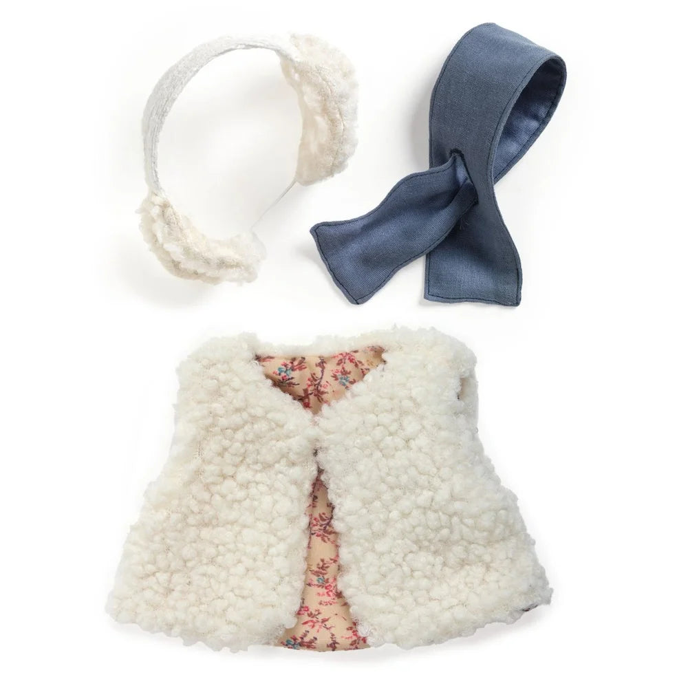POMEA Moumoute Puppenkleidung: Creme Lätzchen mit blauer Schleife für Puppen ; POMEA Moumoute Puppenkleidung mit Fell-Weste und Accessoires für Puppen ; # Alt-Text:POMEA Puppenkleidung Moumoute Set: Flauschige Weste, Haarband und Schleife ; POMEA Puppe mit weißer Moumoute Weste, orange Pullover und Jeans ; Puppenkleidung Moumoute mit Fleece-Weste, Hemd und Hose für POMEA Puppe