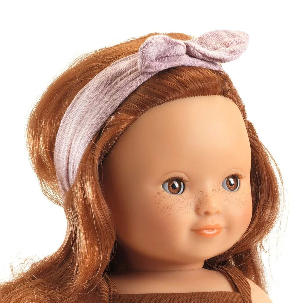 POMEA Puppe Lovely Sophie mit braunen Haaren und rosa-violettem Kleid ; POMEA Puppe Lovely Sophie mit rosa Oberteil und lila Rock, 32 cm ; POMEA Puppe Lovely Sophie mit roten Locken und lila Unterwäsche ; POMEA Puppe Lovely Sophie mit braunem Haar und rosa Haarband ; Kleines Mädchen spielt mit POMEA Puppe Lovely Sophie im Kinderwagen ; # Kind spielt mit POMEA Puppe Lovely Sophie und Zubehör ; Kind spielt mit POMEA Puppe Lovely Sophie im Puppenbett ; Kind spielt mit POMEA Puppe Lovely Sophie im Holzbett