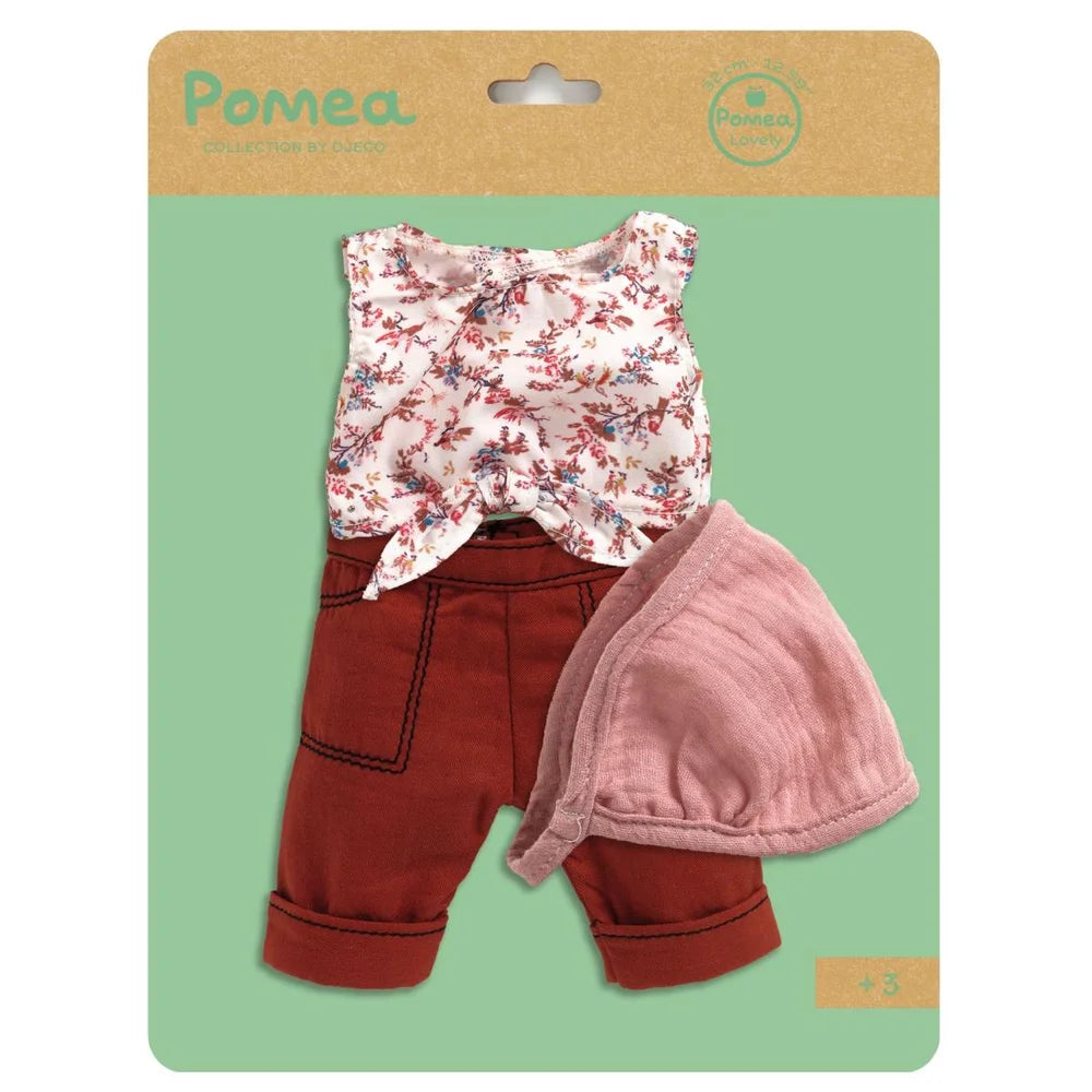 POMEA Puppenkleidung Lovely Burgundy: Bluse, Hose und Jacke ; # POMEA Puppenkleidung Lovely Burgundy Set mit Bluse, Hose und Mütze ; POMEA Puppenkleidung Lovely Burgundy Set mit Mütze, Bluse und Hose ; POMEA Puppe trägt Blumenshirt, Bordeaux-Capris und rosa Mütze