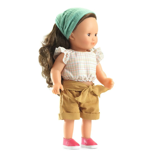 POMEA Puppe Lovely Joséphine mit grünem Haarband und kariertem Oberteil ; POMEA Puppe Lovely Joséphine mit Kopftuch, Bluse und Shorts ; POMEA Puppe Lovely Joséphine mit braunem lockigem Haar, Rückansicht