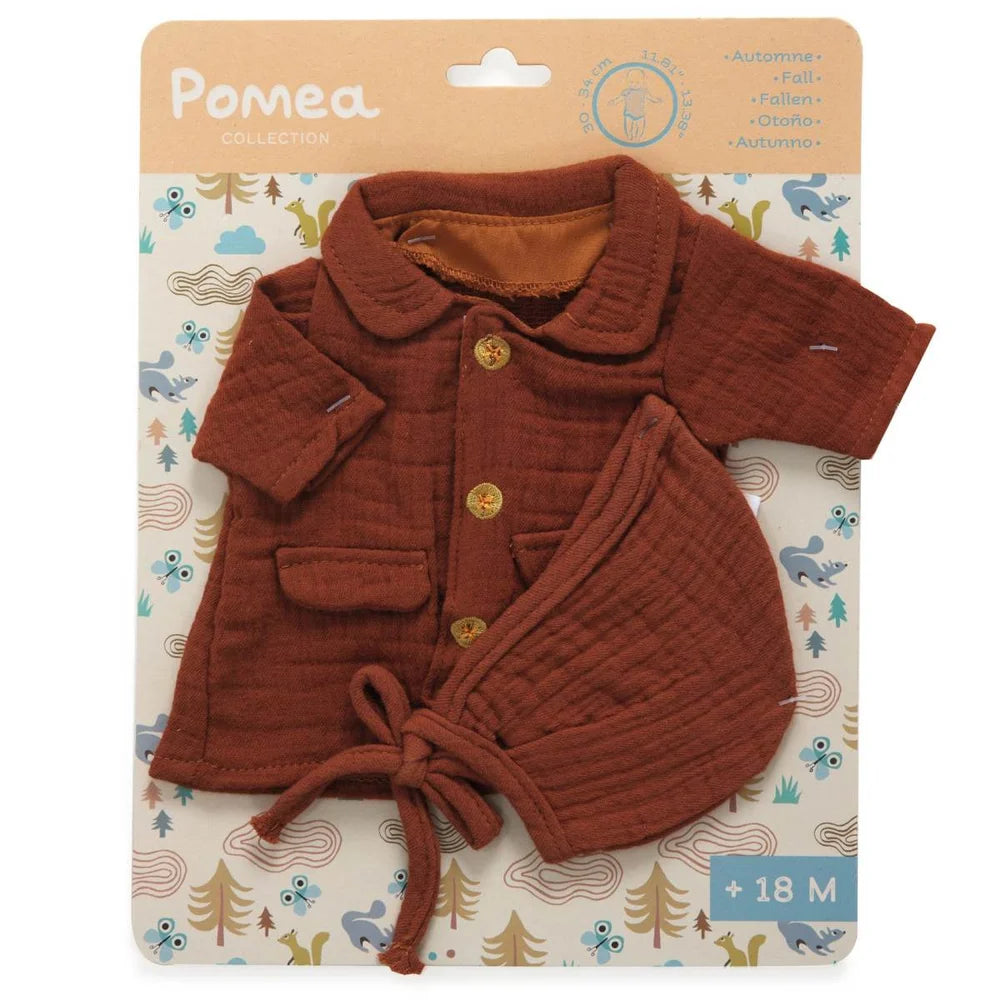 Roter Herbstmantel für Puppen ab 18 Monaten mit Knöpfen ; POMEA Puppenpuppe mit braunem Herbstmantel und Haube, Verpackung ; Braunes Puppenkleidungs-Set mit Mantel und Haube für Herbst ; POMEA Puppenkleidung Herbst Mantel braun mit Haube und Schuhen