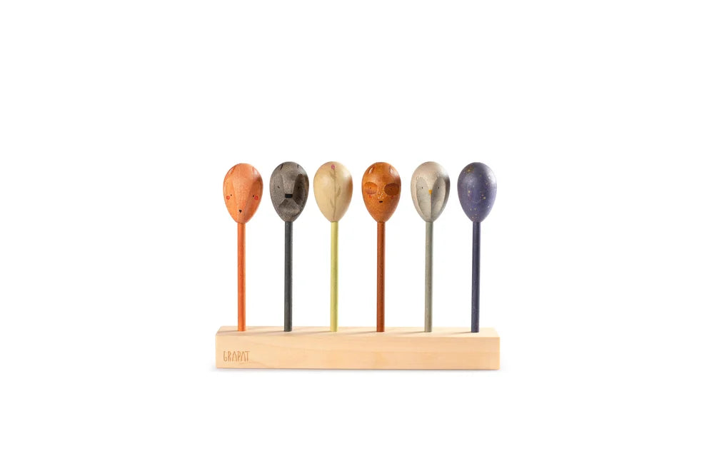 Grapat twin-souls puppets Holzfiguren Set sechs bunte Charaktere Holzständer
