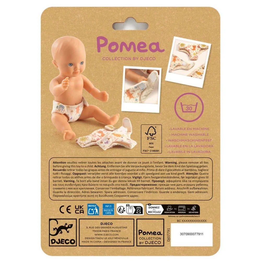 POMEA Puppe 3 Windeln mit bunten Mustern und Tiermotiven ; Pomea Puppe mit 3 waschbaren Windeln von Djeco ; POMEA Puppe 3 Windeln mit Katzen und Blumenmotiven in Creme ; POMEA Puppe sitzt mit Windel und Kleidung neben Windeln ; # POMEA Puppe mit drei farbenfrohen Windeln in Creme und Orange