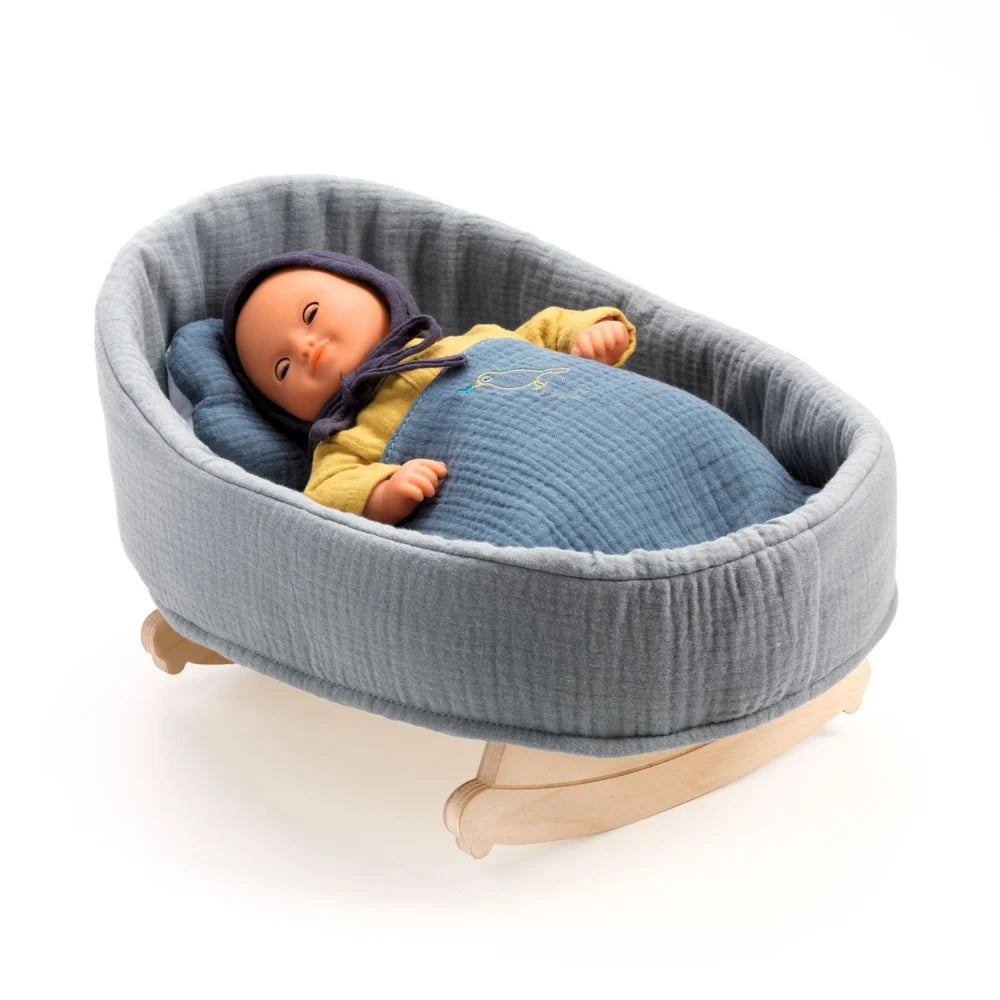 POMEA Puppenwiege Blue Dream mit Puppe und Bettwäsche ; POMEA Puppenwiege Blue Dream mit Matratze und Zubehör von Djeco ; POMEA Puppenwiege Blue Dream mit grauem Stoff und Holzgestell ; POMEA Puppenwiege Blue Dream mit Puppe in blauem Outfit ; # POMEA Puppenwiege Blue Dream mit Puppe in grauer Wiegeoder kürzer:# Puppenwiege Blue Dream mit Puppe und grauem Textilbezug ; # Alt-Text:POMEA Puppenwiege Blue Dream mit Maßen und Zubehör im Überblick