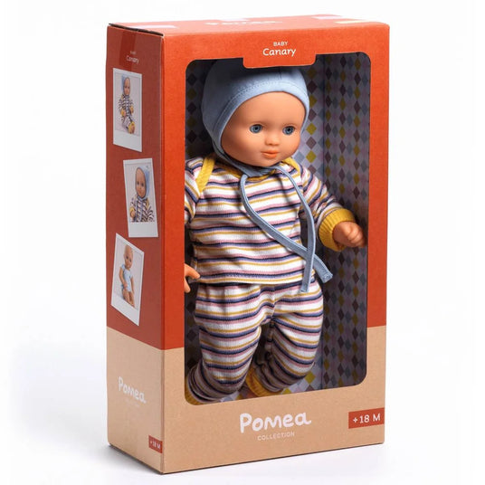Baby Puppe Canary von Pomea in gestreiftem Outfit mit Kopftuch ; POMEA Puppe Canary in gelb-blauem Streifenpyjama mit grauem Häubchen ; POMEA Puppe Canary in gestreifter Kleidung auf Holzbank sitzend ; Pomea Puppe Canary 32cm mit Schlafaugen und gestreiftem Outfit ; POMEA Puppe Canary mit blauem Auge sitzt im hellblauen Outfit