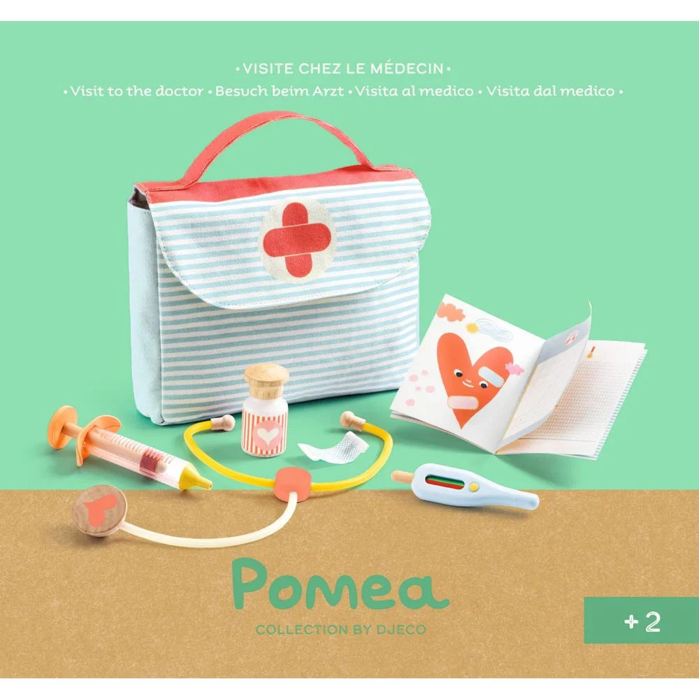 POMEA Puppen Arztkoffer mit Stethoskop, Spritze und Zubehör von Djeco ; POMEA Arztkoffer Set mit Spritze, Stethoskop und Zubehör ; POMEA Puppen Arztkoffer mit medizinischen Spielzeugen und Zubehör ; POMEA Puppen Arztkoffer mit Zubehör und Stethoskop in Tasche ; POMEA Puppen Arztkoffer mit Zubehör und Spielwerkzeugen