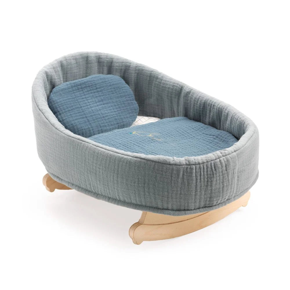 POMEA Puppenwiege Blue Dream mit Puppe und Bettwäsche ; POMEA Puppenwiege Blue Dream mit Matratze und Zubehör von Djeco ; POMEA Puppenwiege Blue Dream mit grauem Stoff und Holzgestell ; POMEA Puppenwiege Blue Dream mit Puppe in blauem Outfit ; # POMEA Puppenwiege Blue Dream mit Puppe in grauer Wiegeoder kürzer:# Puppenwiege Blue Dream mit Puppe und grauem Textilbezug ; # Alt-Text:POMEA Puppenwiege Blue Dream mit Maßen und Zubehör im Überblick