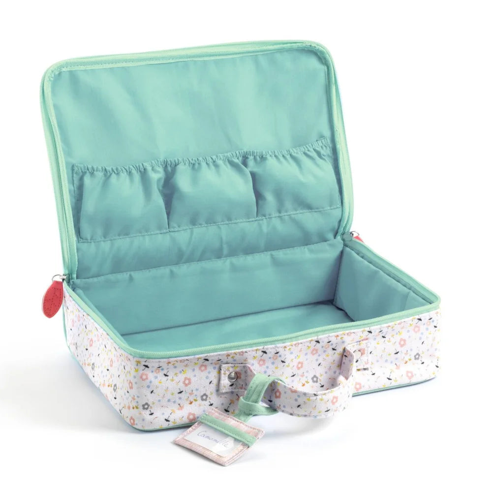 POMEA Puppen Koffer rosa mit Vogel-Design und Griff ; POMEA Puppen Koffer mit mintgrünen Henkeln und Camomille Etikett ; POMEA Puppen Koffer geöffnet mit Fächern und Zubehör