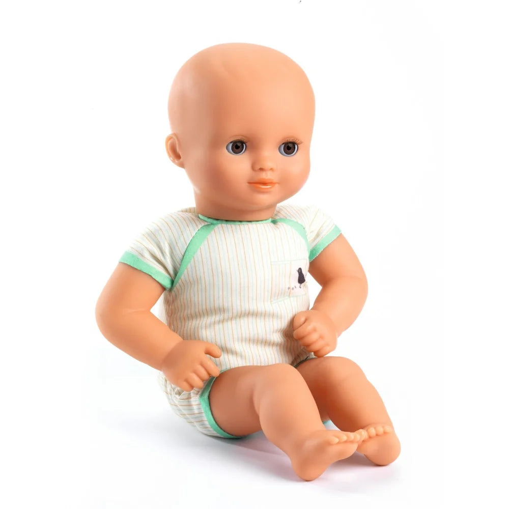 Pomea Baby Pistache Puppe grün gekleidet in Originalverpackung ; POMEA Baby Pistache Puppe 32cm von Djeco mit Stirnband und Kleidung ; POMEA Puppe Pistache in Creme-Kleid mit lila Kopftuch sitzt ; POMEA Puppe Pistache in Creme-Kleid mit rosa Kopftuch sitzend ; POMEA Puppe Pistache in Creme-grünem Outfit sitzend