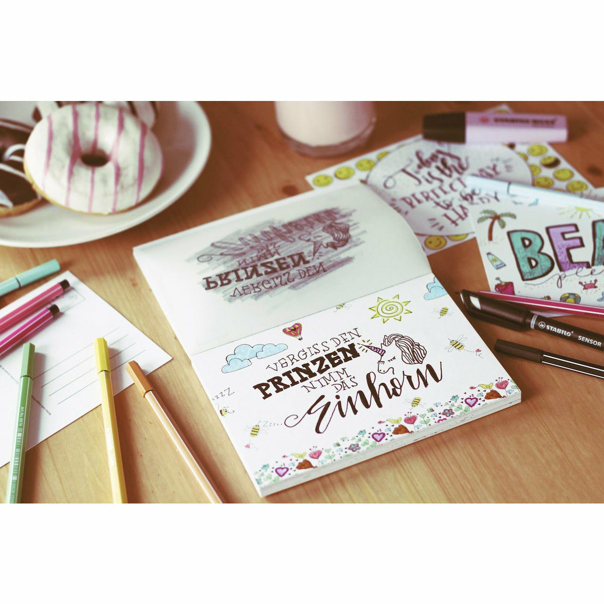 STABILO Kreative Grüsse Malbuch + 1 BOSS Pastel, 1 SENSOR, 1 Pencil 160 GUKA Bleistift und 8 Pen 68 sort