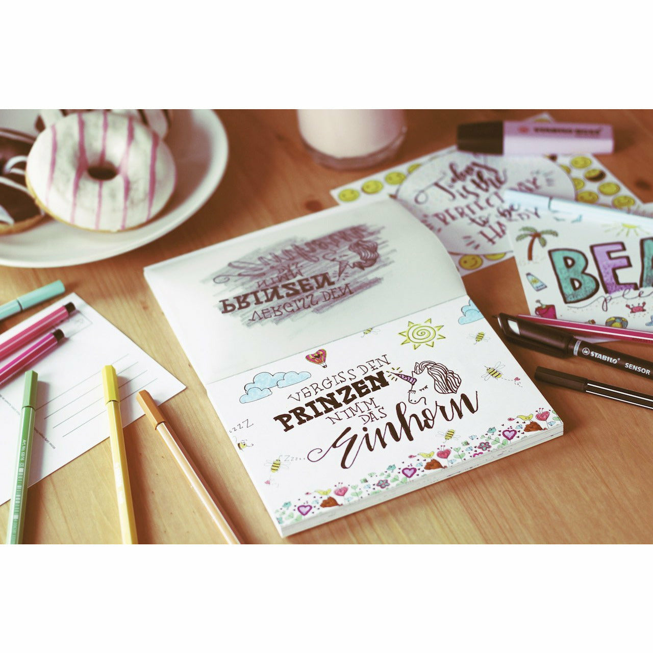 STABILO Kreative Grüsse Malbuch + 1 BOSS Pastel, 1 SENSOR, 1 Pencil 160 GUKA Bleistift und 8 Pen 68 sort