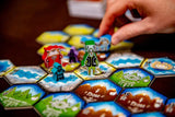 Aridnyk Brettspiel mit hexagonalen Spielplättchen und Spielerfiguren in Aktion.