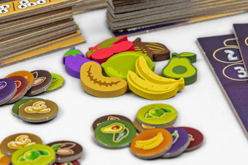 # Click a Tree Spielkomponenten: Bunte Früchte und Holzplättchen auf Spieltisch