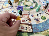 Daitoshi Brettspiel mit Spielfiguren, Spielplan und Kartenelementen in Nahaufnahme