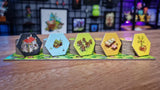 Emberleaf Brettspiel mit fünf hexagonalen Plättchen in Reihe auf Spielbrett