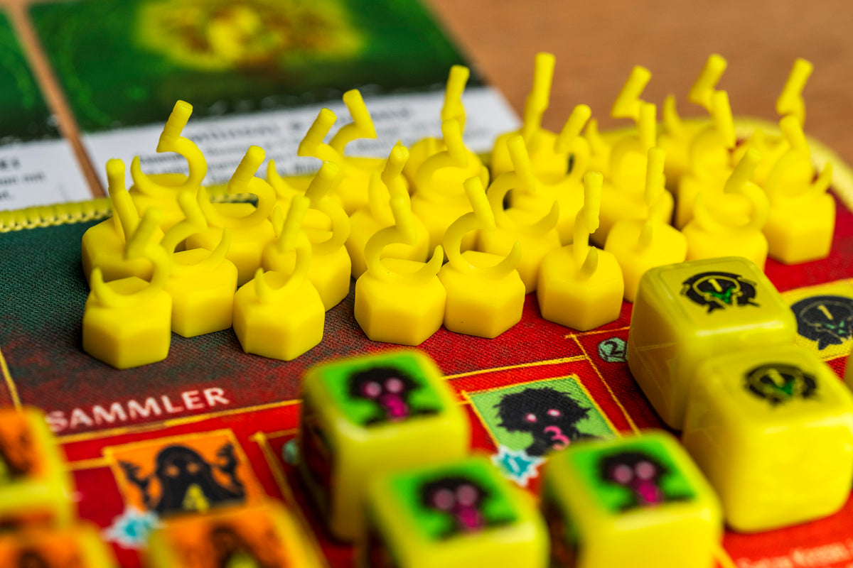 Gelbe Spielfiguren und Würfel zum Brettspiel K2 GROLL Venna Fraktion Erweiterung