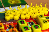 Gelbe Spielfiguren und Würfel zum Brettspiel K2 GROLL Venna Fraktion Erweiterung