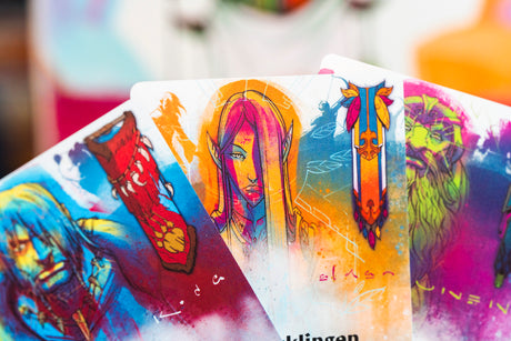Bunte Spielkarten von GROLL Frosted Games mit Fantasy-Illustration und Farbverlauf