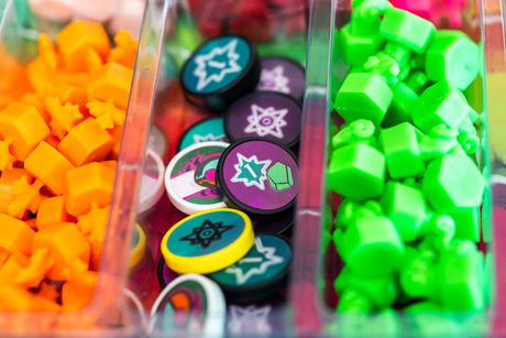 GROLL Frosted Games Spielzubehör bunte Würfel und bedruckte Token Nahaufnahme