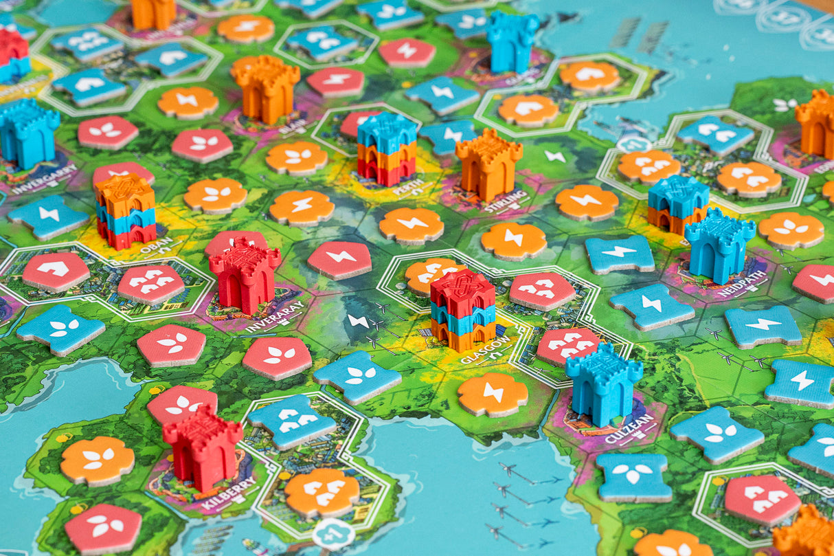 # Rebirth Brettspiel mit farbigen Türmen und Ressourcen-Plättchen