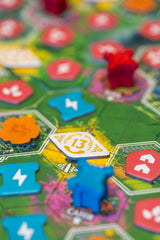 Rebirth Brettspiel Spielfeld mit Plättchen und Spielfigur Detailansicht