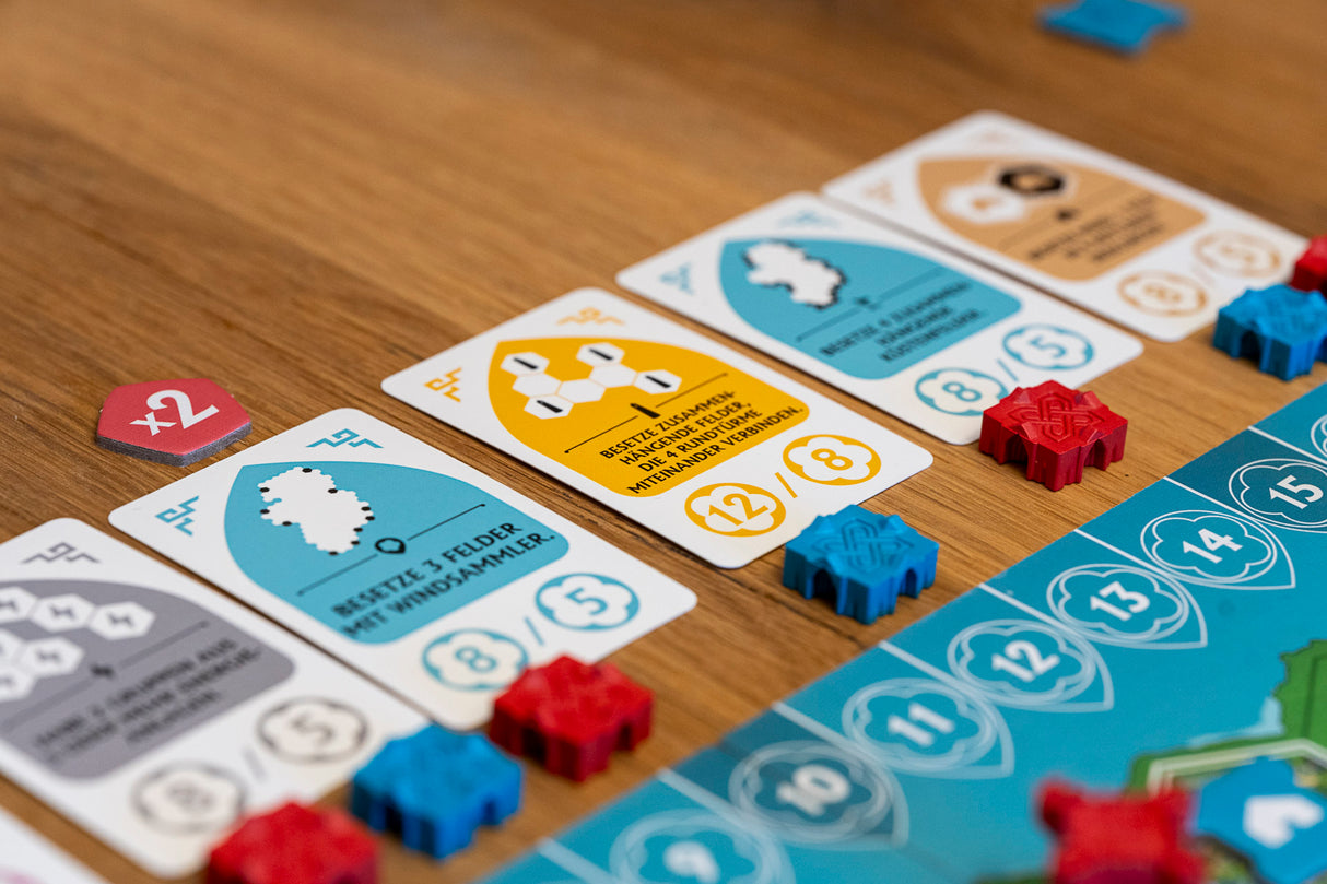 Rebirth Brettspiel mit Spielkarten, Figuren und Punktemarker auf Holztisch