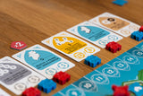 Rebirth Brettspiel mit Spielkarten, Figuren und Punktemarker auf Holztisch