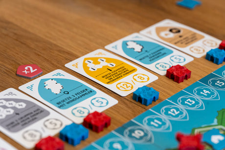 Rebirth Brettspiel mit Spielkarten, Figuren und Punktemarker auf Holztisch