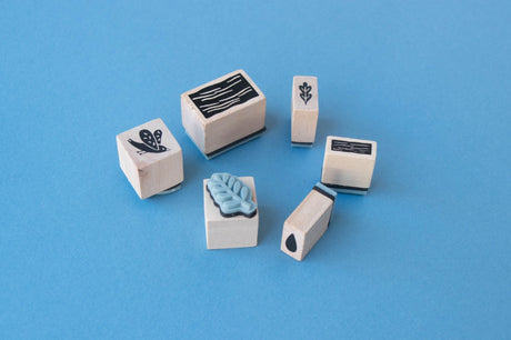 Londji Ruhige Stempel Natur Set mit Holzstempeln auf blauem Hintergrund