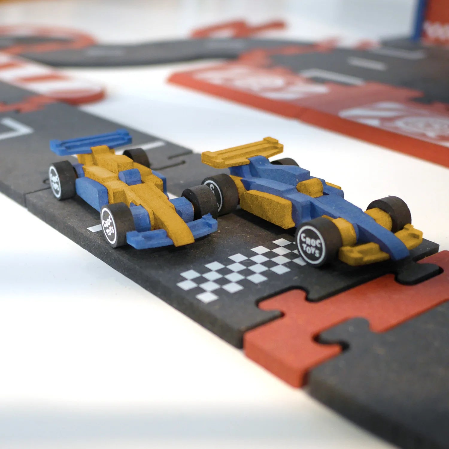 Croctoys | Die Pitstop Garage mit Rennstrecke und 2 Rennautos